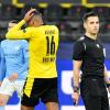 Manuel Akanji (M) greift sich neben Schiedsrichter Carlos del Cerro Grande an den Kopf. Borussia Dortmund ist im Viertelfinale der Champions League ausgeschieden.