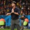 Der Breisgau-Mönch meditiert am Spielfeldrand: Joachim Löw während der Partie gegen Algerien. Man hat ihn allerdings in der ersten Halbzeit auch weniger gelassen gesehen. Am Ende aber herrschte Zufriedenheit.