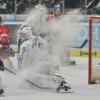 Scott Kosmachuk (links im roten Trikot) erzielt in dieser Szene das zwischenzeitliche 2:1 für Augsburg gegen Nürnberg. Die Panther gewannen mit 6:3.