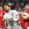 Konstantinos Stafylidis und Daniel Sturridge schenkten sich im Spiel des FC Augsburg gegen den FC Liverpool nichts.