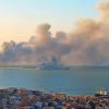 Rauch steigt nach einem Beschuss in der Nähe eines Seehafens in Berdjansk auf.