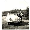 Für Reinhard Beimel aus Königsbrunn war sein erstes Auto ein VW Käfer Cabriolet mit Liegesitzen. Das Bild zeigt ihn 1954 mit seiner Freundin und heutigen Frau.