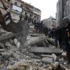 In Aleppo durchsuchen Mitarbeiter des syrischen Zivilschutzes und Sicherheitskräfte die Trümmer eingestürzter Gebäude. 