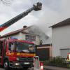 Zwei Wohnhäuser wurden bei einem Brand am späten Samstagnachmittag in der Deuringestraße in Aichach in Mitleidenschaft gezogen.