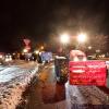 Zu Beginn der Protestwoche startet ein Traktoren -und LKW-Konvoi nach München. Etliche Landwirte und Spediteure blockieren mit ihren Fahrzeugen die beiden Kreisverkehre an der A96.