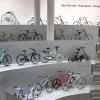 Zahlreiche Fahrräder sind in der Ausstellung "Das Fahrrad – Kultobjekt – Designobjekt" in der Pinakothek der Moderne ausgestellt. 