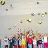 Baggern, Pritschen, Aufschläge über das Netz: Das übten 25 Kinder beim Ferienprogramm des TV Lauingen, Abteilung Volleyball.  
