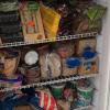 Der Schondorfer Kühlschrank wird zweimal in der Woche randvoll mit Lebensmitteln, die von Supermärkten gespendet werden, befüllt. 
