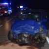 Schwere Verletzungen hat der 27-jährige Fahrer des blauen Opel Corsa (links) bei dem Unfall auf der Höchstädter Umgehung erlitten. Verletzt wurde auch die Fahrerin des Audi, in den der Unfallverursacher mit seinem Wagen geprallt war. 