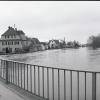 Bange Blicke von der Sebastian-Franck-Brücke auf die Wörnitz: Bis zum Rand war diese im April 1994 in Donauwörth gefüllt.