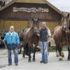 Familie Sedlmayr mit ihren Pferden: (von links) Gabi mit Adlerfeder, Richard mit Amrei und Daniel mit Norma.
