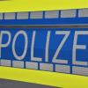 Eine 42-Jährige hat ihr kaputtes Auto nach einem Unfall einfach im Wald stehen lassen. Die Polizei sucht Zeugen.