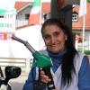 Von ihren Kundinnen und Kunden wird sie als „Tankstellen-Queen“ bezeichnet: Die 85-jährige Aloisia Osterried arbeitet seit über 60 Jahren im Familienbetrieb in Füssen, etwa 100 Meter von der Grenze zu Österreich entfernt. 