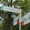Schilder weisen auf dem Donauradweg darauf hin, in welche Richtung es geht - und ob es dort Zusatzangebote wie die "Lauschtour" gibt.
