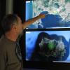 Ein Geologe des INGV in Neapel analysiert ein Satellitenbild des Golfs von Neapel. Hier befindet sich ein Supervulkan.