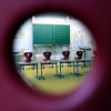 Noch sind wie hier in der Eichenwaldschule in Neusäß die Stühle hochgestellt: Doch einige Klassen kehren am Montag wieder in die Schulen zurück.