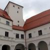 Das Wittelsbacher Schloss in Friedberg wurde gerade frisch renoviert. Schlossanlage- und park laden außerdem zu einem Spaziergang ein. 