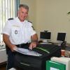 Polizeihauptkommissar Raimund Pauli packt an seinem letzten Arbeitstag seinen Koffer. Er leitete zuletzt die Polizeiinspektion in Zusmarshausen. 
