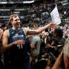 Dirk Nowitzki verabschiedet sich von den Mavericks-Fans.