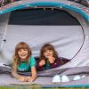 Den passenden Campingplatz finden, einen Plan B für Regentage aufstellen und auf kindgerechte Ausstattung vor Ort achten: Mit der richtigen Planung wird Camping für die ganze Familie zum Spaß.