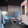 Soldaten der Schweizer Armee bringen einen Coronavirus-Patienten in die Notaufnahme des La Carita Krankenhauses.