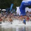 Immer ein Zuschauermagnet: der Massenstart beim Augsburger Kuhsee-Triathlon. 