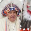 Einer der seltenen Augenblicke, in denen Papst Franziskus ein Lächeln über das Gesicht huscht: Indigene haben den Pontifex mit einem traditionellen Federschmuck beschenkt. 