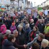 Unter dem Motto "Für Demokratie -jetzt - gegen Haas und Hetze" haben auf dem Marktplatz in Günzburg am Samstag 2000 Menschen demonstriert. 