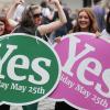 Sie freuen sich über das eindeutige Ja der Iren zu einer Lockerung des bisher äußerst strengen Abtreibungsparagrafen. 