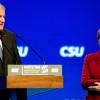 Ein Symbol der Krise: Der damalige bayerische Ministerpräsident Horst Seehofer, CSU, kritisiert Bundeskanzlerin Angela Merkel, CDU, auf offener Bühne während des CSU-Parteitags am 20. Novmber 2015.