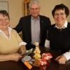 Leckere Marmeladen und Liköre ermöglichten Gisela Pfeifer (rechts) und Anneliese Hanel, an Karl-Heinz Brunner eine 700-Euro-Spende zu überreichen. 