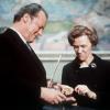 Die Vorsitzende des Nobelpreis-Komitees, Aase Lionaes, überreicht Bundeskanzler Willy Brandt am 10. Dezember 1971 in Oslo Urkunde und Medaille des Friedensnobelpreises.