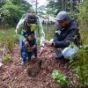 Der künftige Weinbergstrolch, Johann Schmidt, pflanzt mit Mama Sabrina sein eigenes Bäumchen. Harald Supka (rechts im Bild), der ab Januar als Kinderpfleger im Waldkindergarten arbeiten wird, ist auch mit von der Partie.