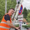 Der Veranstalter des großen Flohmarkts am See in Dießen, Peter Kaun junior, war in den vergangenen Tagen auch damit beschäftigt, Rettungswege und die Halteverbote auszuschildern.