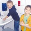 Die Kleinen machen es vor: Kinderleicht und hochwirksam gegen Infektionen - gründliches Händewaschen.  