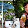 Carmen Tomasini  führt das Friedberger Traditions-Gasthaus Zur Linde. Zeit für eine Pause und ein Glas Weißbier-Sprizz im Biergarten hat sie selten. Trotzdem ist sie Wirtin mit Leib uns Seele.