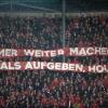 Bayern-Fans mit einem Banner für den verletzten Holger Badstuber. 