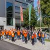Die Hände zum Himmel: Die Mitarbeiter von Ratiopharm Ulm und von BBU‘01 sind in ihre neuen Büros im Orange-Campus eingezogen.  	
