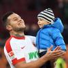 Nach seinem Last-Minute-Tor, das den 3:2-Sieg des FC Augsburg gegen Werder Bremen besiegelte, ließ sich Raúl Bobadilla mit seinem Sohn Noah auf dem Arm von den Fans feiern.