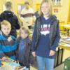 Beim großen Büchermarkt des Frauenbundes in Obenhausen waren besonders Kinderbücher gefragt. Begeistert vom Lesestoffangebot waren Philipp Stegmann, David Höld und Lea Zuliani (im Bild von links). 