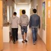 Im Kinder- und Jugendhilfezentrum der Heimstiftung Karlsruhe gehen unbegleitete minderjährige Ausländer, kurz UMA, einen Flur entlang.
