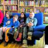 Aufmerksam lauschten auch die Kinder beim Vorlesen in deutscher und türkischer Sprache. Als Übersetzerinnen agierten Menili Litzel (links) aus Ellgau und Suszan Genzer (rechts) aus Ehingen.  	
