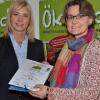 Auch das Telos-Kinderhaus (im Bild mit Umweltministerium Ulrike Scharf dessen Leiterin Veronika Seiler) hat heuer die Auszeichnung „Ökokids“ erhalten. 	 	