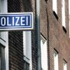 Ein Schild mit der Aufschrift «Polizei» hängt an einem Polizeipräsidium.