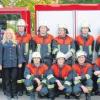 Über die bestandene Leistungsprüfung freuen sich diese Ascher Feuerwehrleute mit ihrem Kommandanten Manfred Rock (ganz rechts). Als Schiedsrichter waren (von links) Harald Rembold, Johann Hagenbusch und Elke Rembold dabei.  