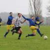 Mit einem knappen 2:1-Sieg gegen starke Marktoffinger hat der SV Holzkirchen (in Blau-Gelb, am Ball: Micha Köhnlein) seine Tabellenführung ausgebaut. 