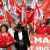 Die vorherrschende Farbe ist Rot: Rund 1400 Menschen nahmen am Montag beim Marsch vom Gewerkschaftshaus zum Rathausplatz teil. Dort fand die Maikundgebung des DGB statt. 