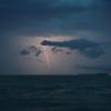Ein Blitz erleuchtet den Himmel über dem Bodensee bei Lindau.