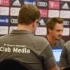 Medienarbeit nach dem Geschmack des FC Bayern: Mats Hummels (im Hintergrund) spricht – und der klubeigene Sender ist ganz nah dran. „Das hat mit freier Meinungsäußerung nichts mehr zu tun.“