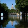 Die Lage in Dresden verschlimmert sich: Das Terrassenufer ist vom Hochwasser der Elbe überflutet.